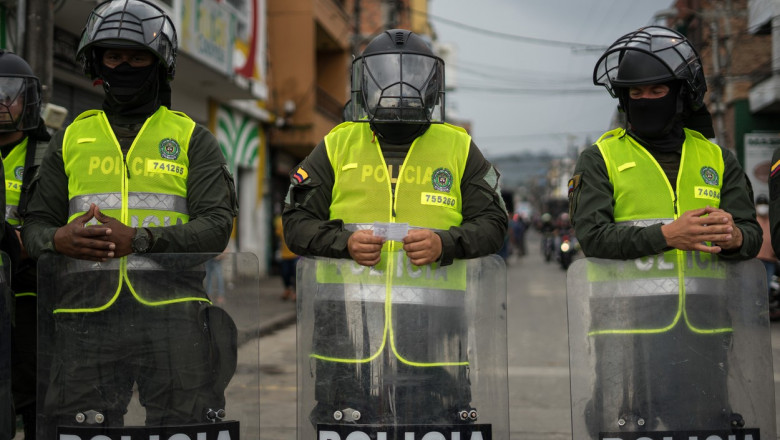 politisti columbieni cu protectii