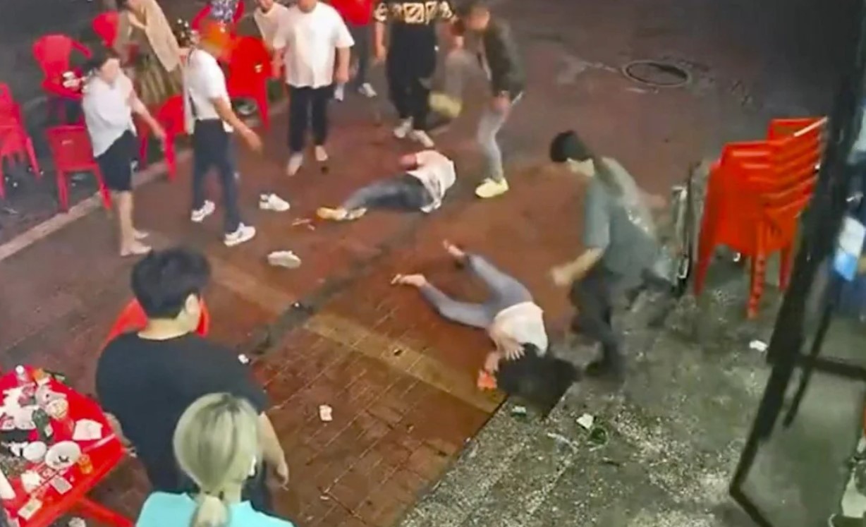 28 de persoane au fost inculpate după un atac violent asupra unor femei care luau masa într-un restaurant din China