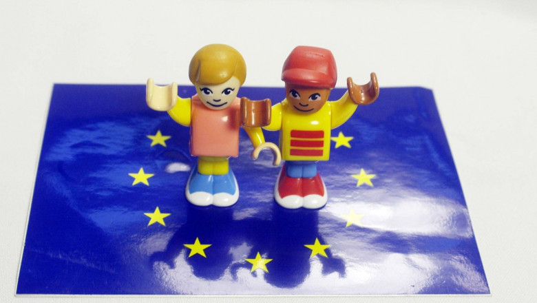 doua figurine reprezentand oameni pe un steag ue