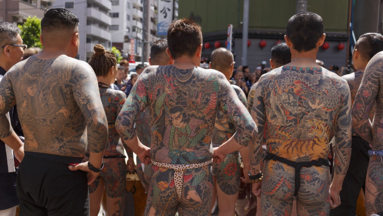 membri yakuza participa la un festival