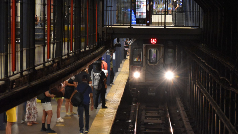 Metrou intră în stație la New York