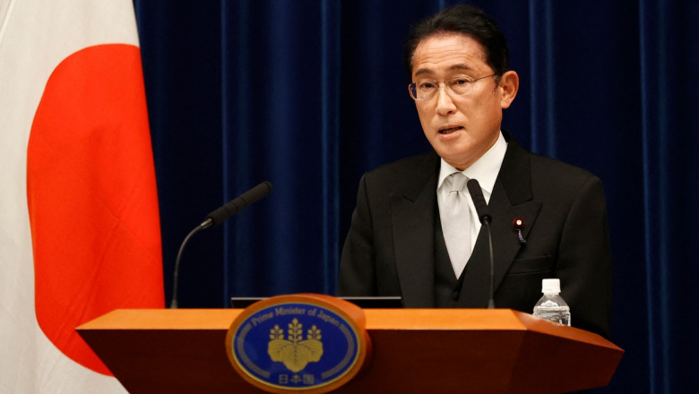 Fumio Kishida vorbește de la pupitrul de prim-ministru