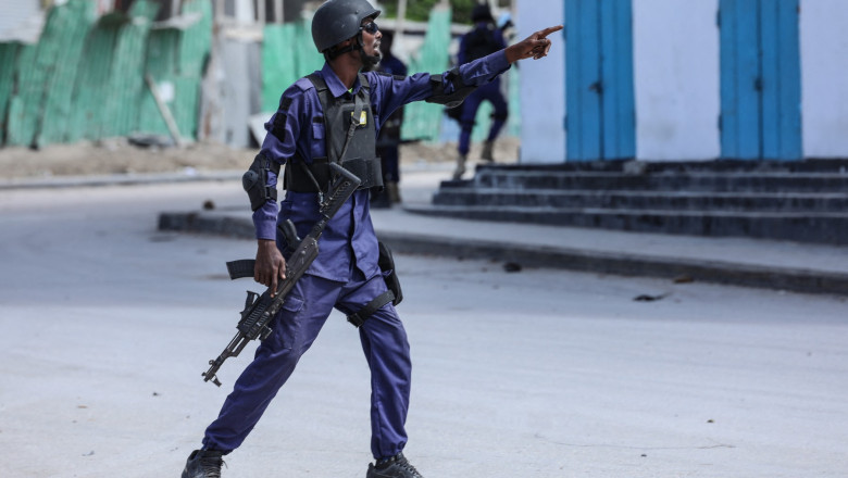 Cel puţin 13 civili au fost ucişi în confruntările dintre islamişti radicali shebab, care au atacat un hotel din Mogadiscio, şi forţele de securitate. Foto-Profimedia (1)