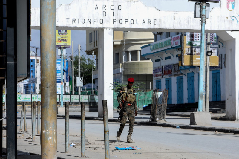 Cel puţin 13 civili au fost ucişi în confruntările dintre islamişti radicali shebab, care au atacat un hotel din Mogadiscio, şi forţele de securitate. Foto-Profimedia (5)