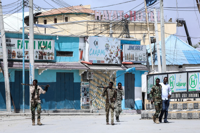 Cel puţin 13 civili au fost ucişi în confruntările dintre islamişti radicali shebab, care au atacat un hotel din Mogadiscio, şi forţele de securitate. Foto-Profimedia (6)