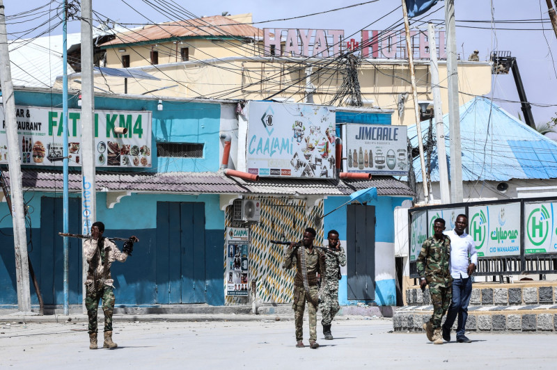 Cel puţin 13 civili au fost ucişi în confruntările dintre islamişti radicali shebab, care au atacat un hotel din Mogadiscio, şi forţele de securitate. Foto-Profimedia (6)