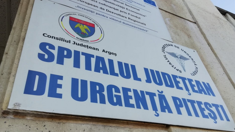 Panou cu numele spitalului județean din Pitești