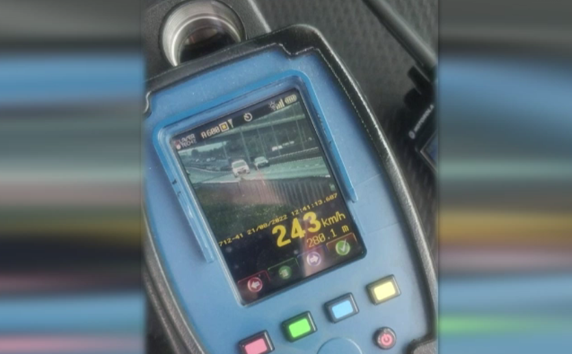 Bărbat prins cu 243 de km/oră pe A1. În mașină erau doi minori care nu erau în scaune dedicate, iar el nu purta centură