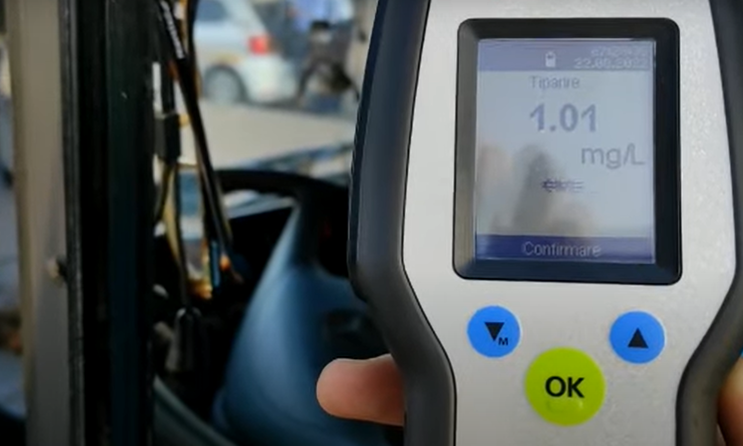 Un șofer de autocar care transporta 50 de persoane a fost prins beat la volan la 7.30 dimineața