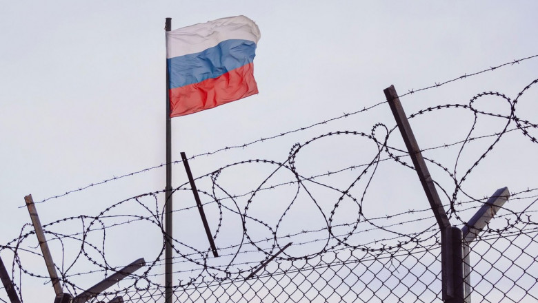 steagul rusiei deasupra gardului unei inchisori