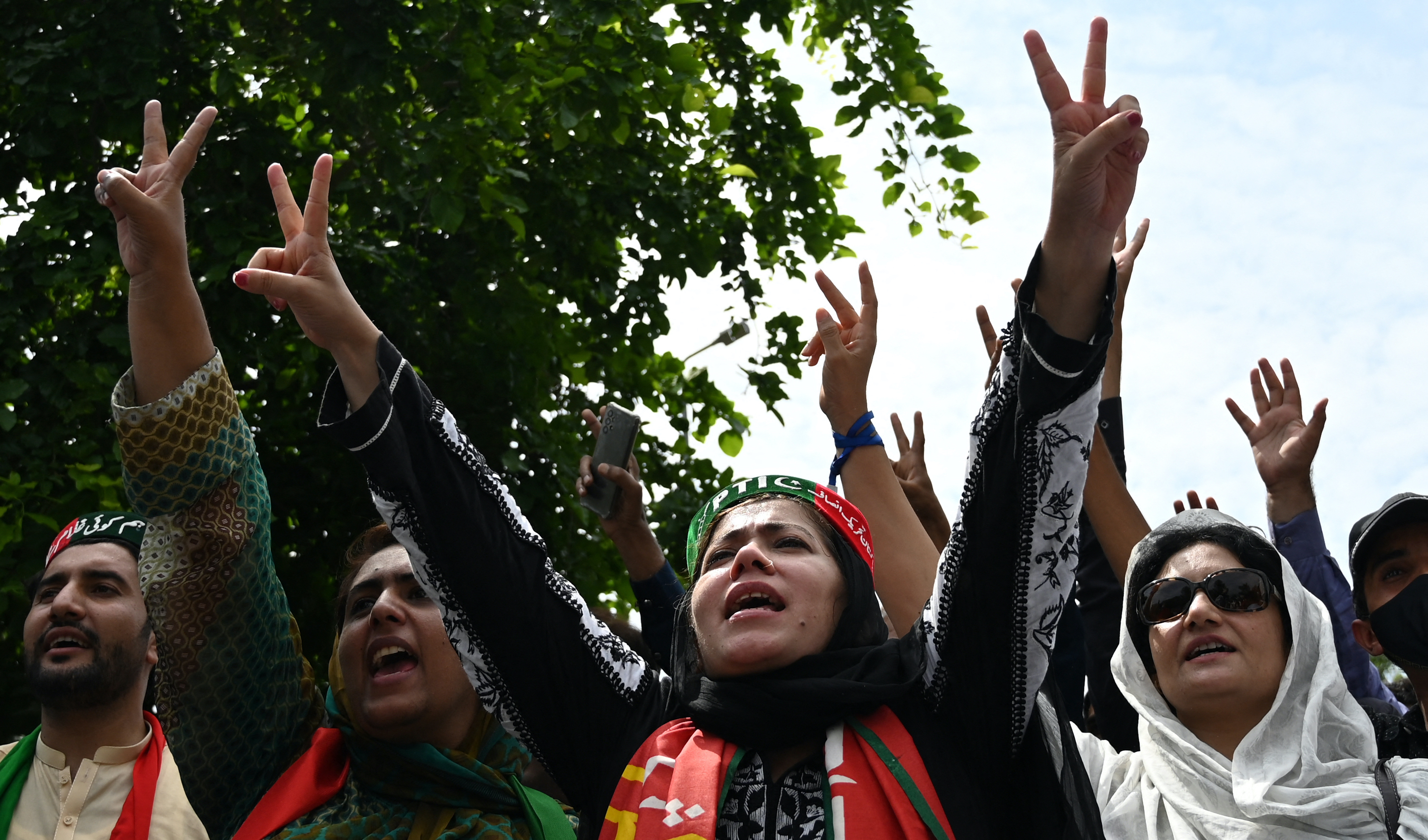 Sute de oameni păzesc casa fostului premier din Pakistan, să nu fie arestat pe baza legii anti-terorism