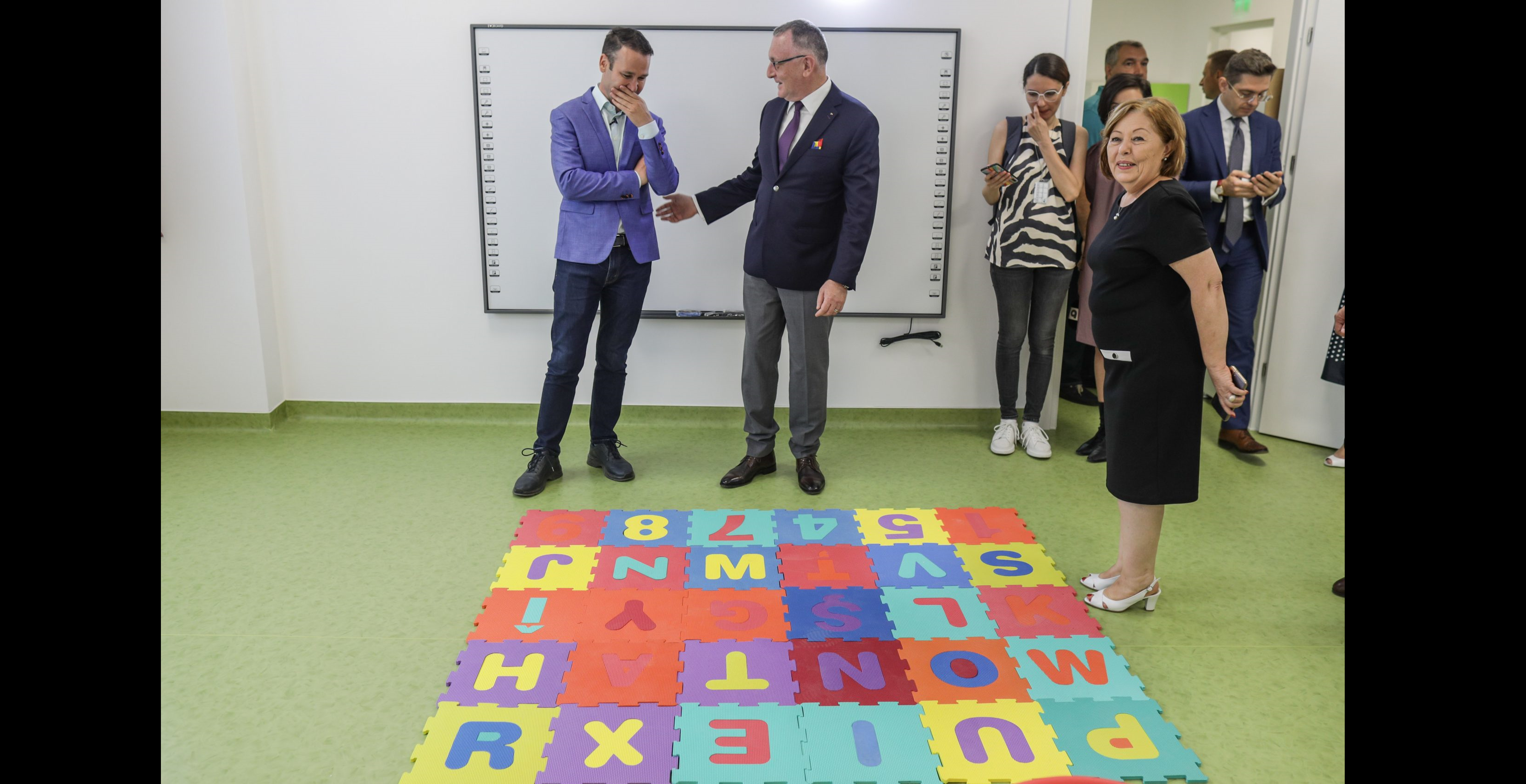 Cîmpeanu și Negoiță, amuzați de mesajul „Puie Monta” la o grădiniță din București. Primarul sectorului 3: „Foarte inspirat!”