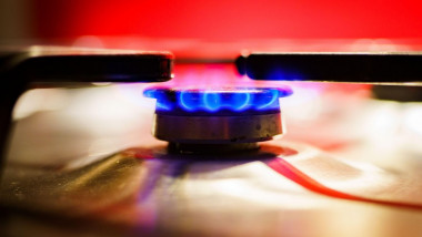 20 August 2022, Hessen, Frankfurt/Main: A gas flame burns on the stove in the early morning in a Frankfurt household. Photo: Frank Rumpenhorst/dpa