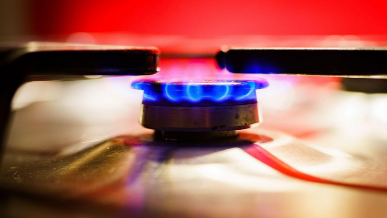 20 August 2022, Hessen, Frankfurt/Main: A gas flame burns on the stove in the early morning in a Frankfurt household. Photo: Frank Rumpenhorst/dpa