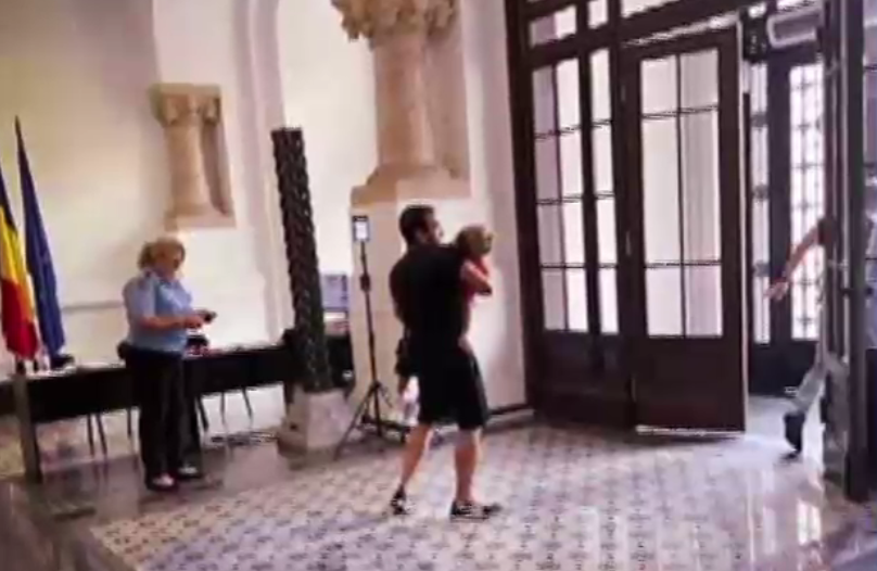 Copilul rănit în sediul Primăriei Capitalei a fost externat
