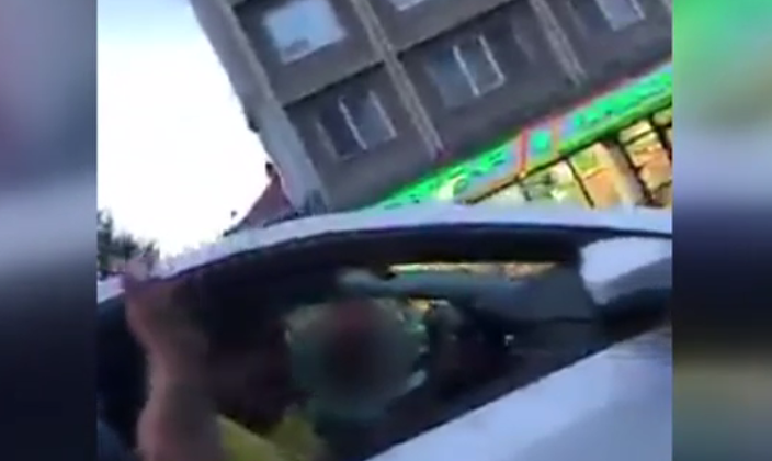 VIDEO. Un copil de aproximativ 10 ani a fost filmat la volan, în trafic
