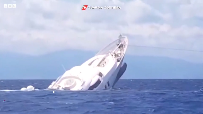 VIDEO. Momentul în care un superiaht se scufundă în largul coastelor Italiei