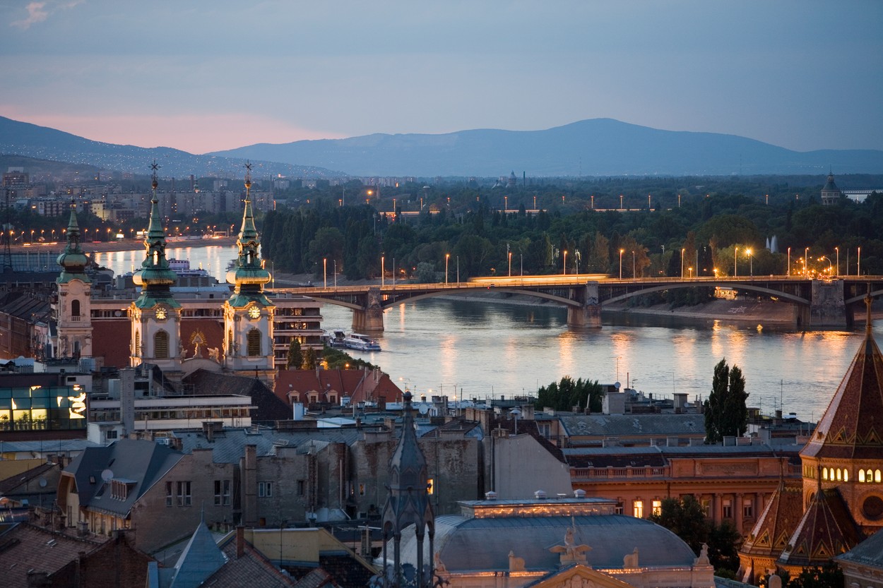 Meteorologi, demişi de guvernul Orban pentru prognoza care a dus la anularea focului de artificii de Ziua Naţională a Ungariei
