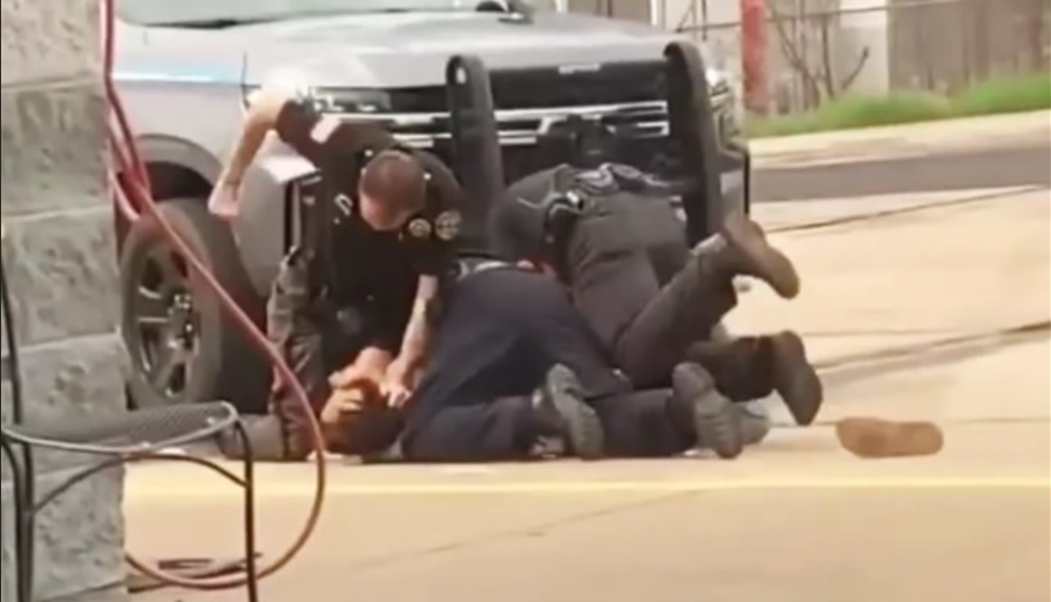 Indignare în SUA, după ce imagini șocante s-au viralizat pe internet: Trei polițiști bat un suspect și-l lovesc cu capul de ciment