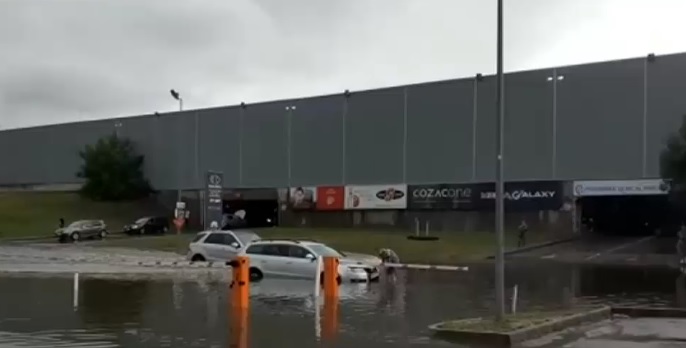 Ploi torențiale și inundații. Turnul lui Ștefan cel Mare din Piatra Neamț a fost lovit de trăsnet, în Oradea nu s-a mai putut circula