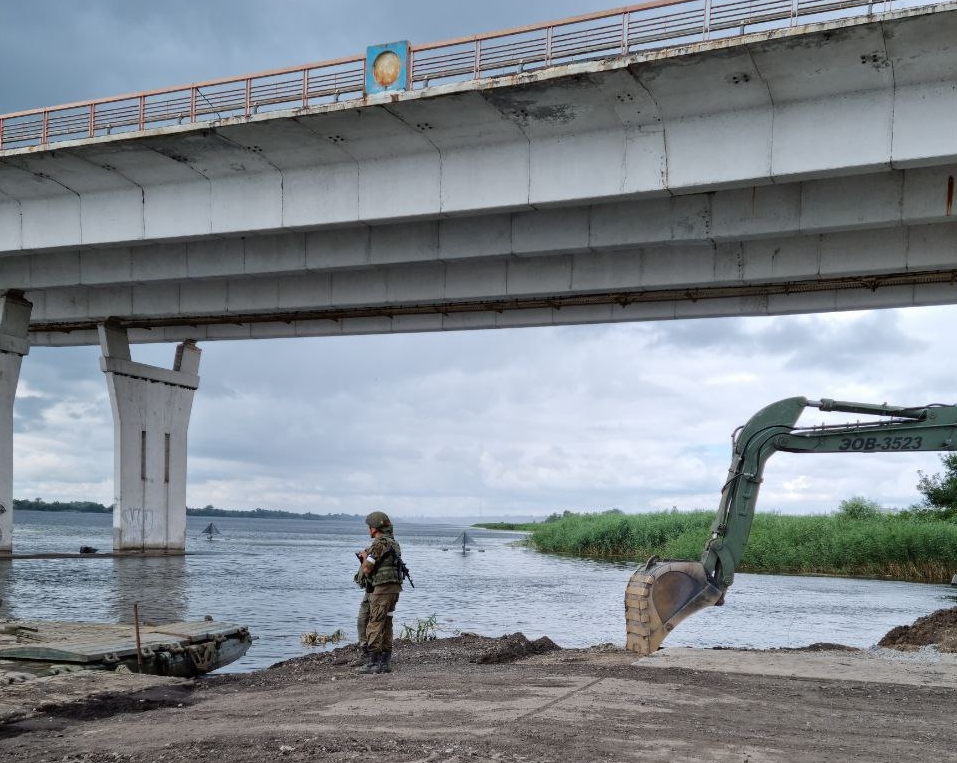 Rușii încearcă să construiască un pod de pontoane sub podul strategic de la Herson, bombardat constant de ucraineni