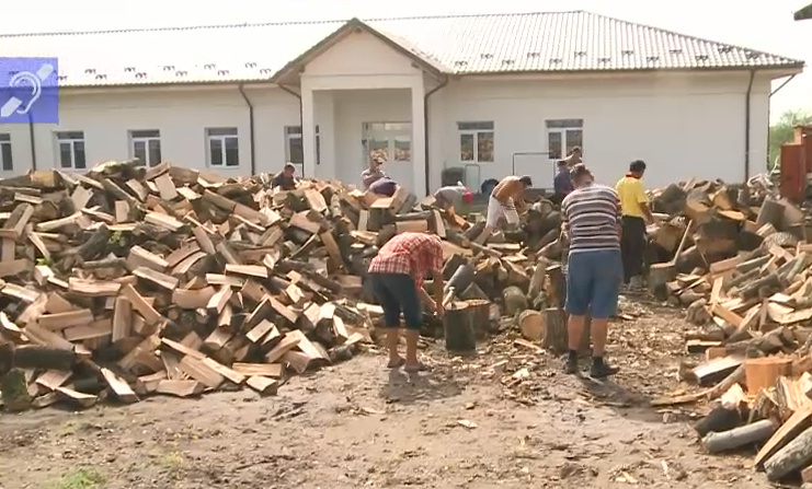 VIDEO Un primar a convocat pe Facebook asistații social din comună la tăiat lemne