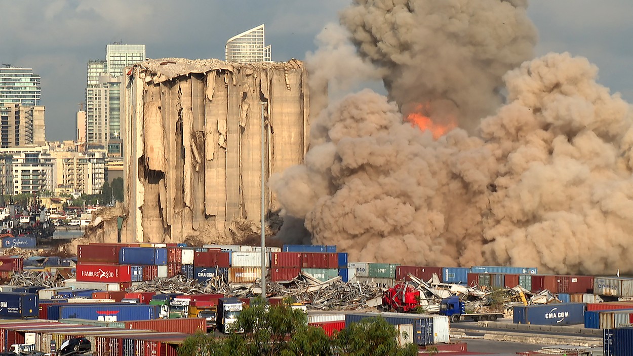 Silozurile din portul Beirut, grav avariate de explozia din 2020 soldată cu sute de morți și mii de răniți, se prăbușesc