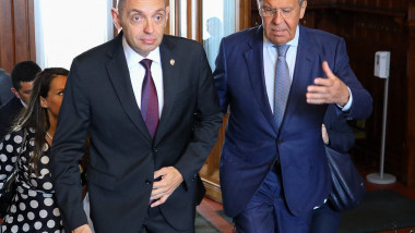 Ministrul de Interne al Serbiei, Aleksandar Vulin, și ministrul rus de externe, Serghei Lavrov.