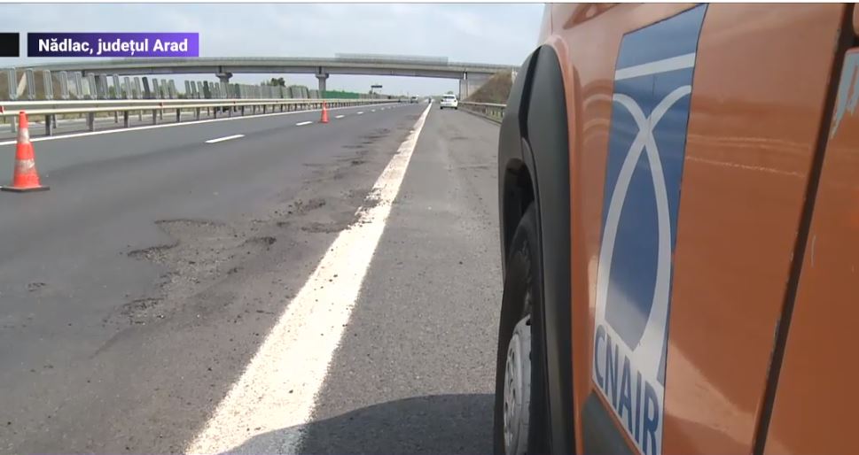 Șoferii dau de gropi imediat ce trec vama din Ungaria în România: „Sunt groaznice, nu vezi nicăieri așa gropi”