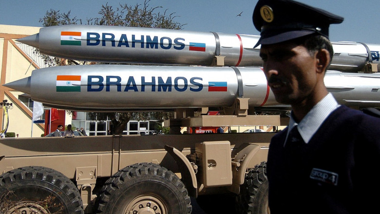 Un ofițer lângă rachete BrahMos a Indiei