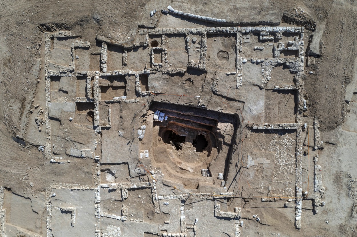 GALERIE FOTO Ruinele unei „reşedinţe de lux”, vechi de 1.200 de ani, au fost descoperite în Deşertul Negev din Israel