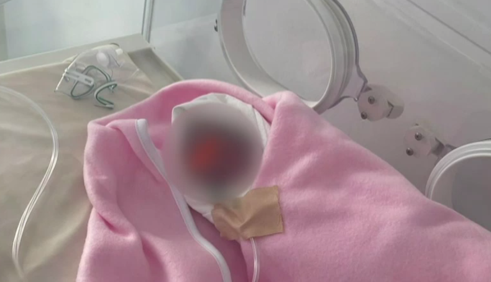 Bebeluș de doar 500 de grame și 25 de centimetri lungime, născut la Hârșova. Medicii îi dau șanse pentru că respiră fără aparate