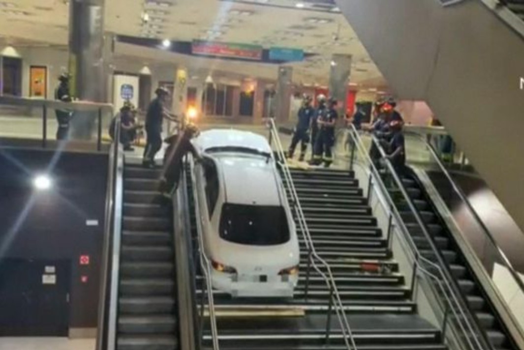 VIDEO Un șofer drogat a rămas blocat cu mașina furată pe scările unei stații de metrou din Madrid