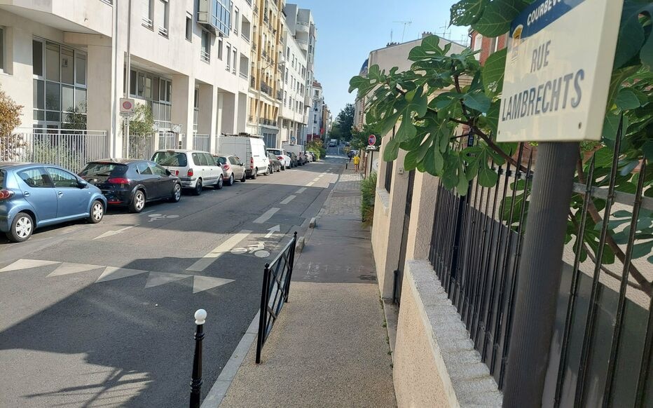 Poliția încearcă să dezlege misterul bărbatului găsit mort în casă, înconjurat de jucării sexuale