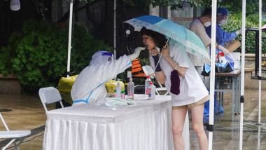 femeie testata la covid-19 în orașul chinez xi'an