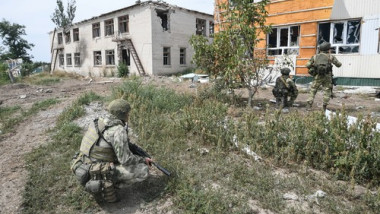 militari ruși pe o stradă în regiunea Herson