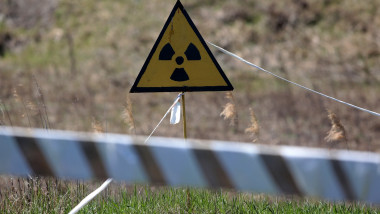 Simbol care care avertizează cu privire la radiații în zona de excluziune de la Cernobîl