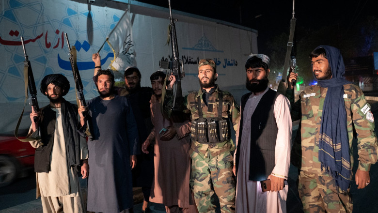 Luptători talibani cu puști automate în mâini