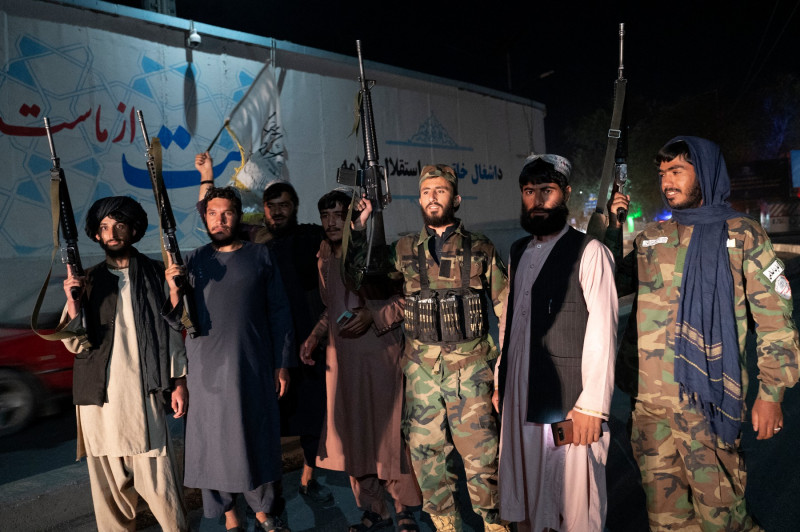 Luptători talibani cu puști automate în mâini