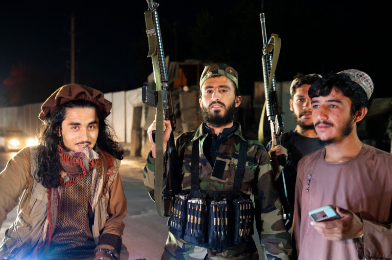 Luptători talibani cu puști automate