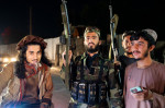 Luptători talibani cu puști automate