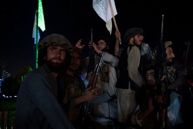 Luptători talibani cu steaguri și arme