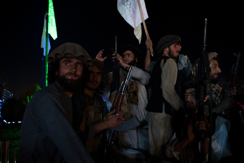 Luptători talibani cu steaguri și arme