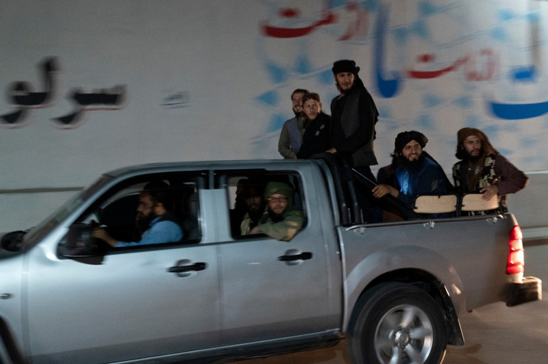 Luptători talibani într-o mașină papuc în Kabul