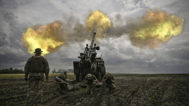 Militari ucraineni tragi cu un tun de 155 mm.