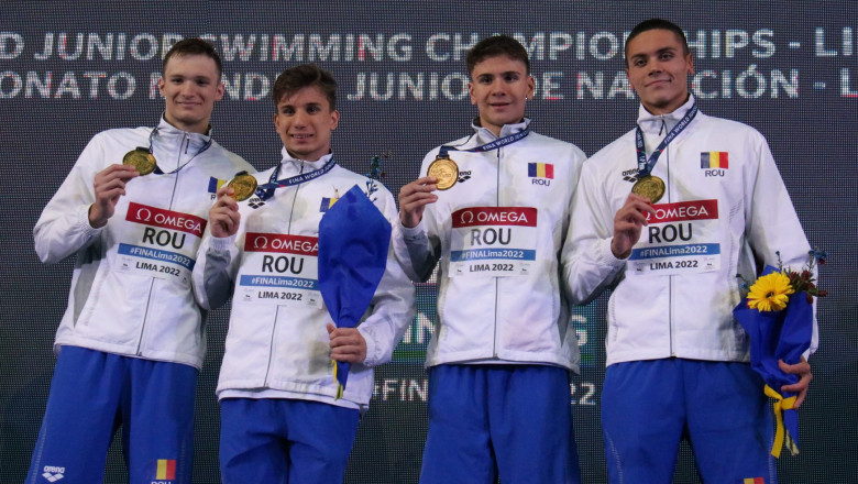 Echipa de ștafetă 4x100 m liber arată medaliile de aur.