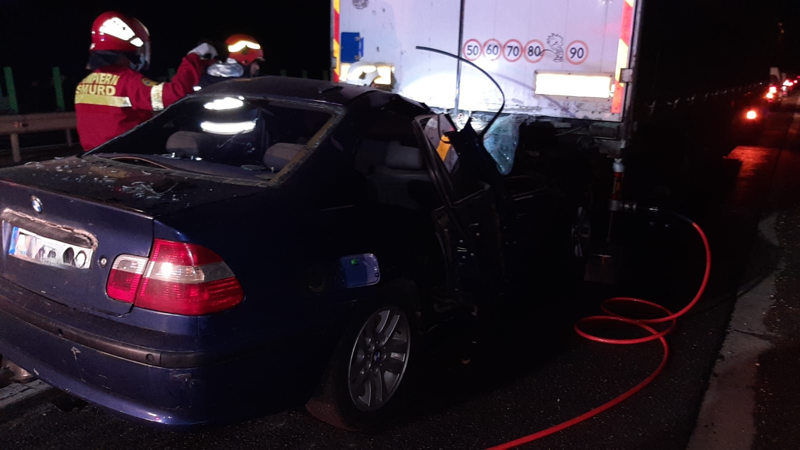 O persoană a murit după ce un BMW a intrat sub un TIR, pe autostrada A4, în apropiere de Agigea