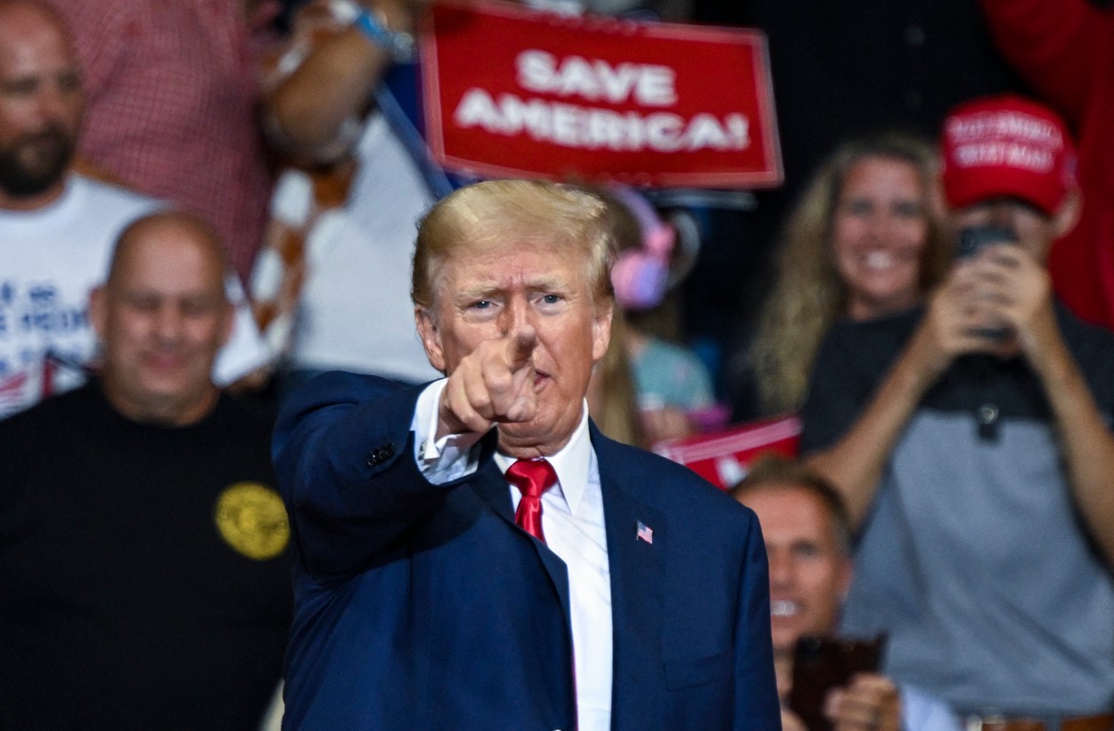 Trump l-a numit pe Biden „dușmanul statului” la primul său miting după percheziția de la Mar-a-Lago