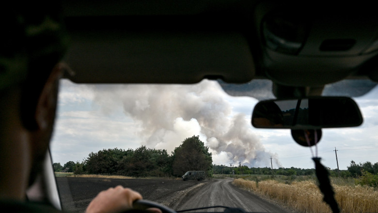 fum de la un incendiu provocat de bombardarea unui câmp agricol de către trupele ruse în regiunea Zaporojie