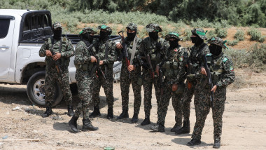 Membri ai brigăzilor Al-Qassam, aripa militară a HAMAS, în fâția Gaza